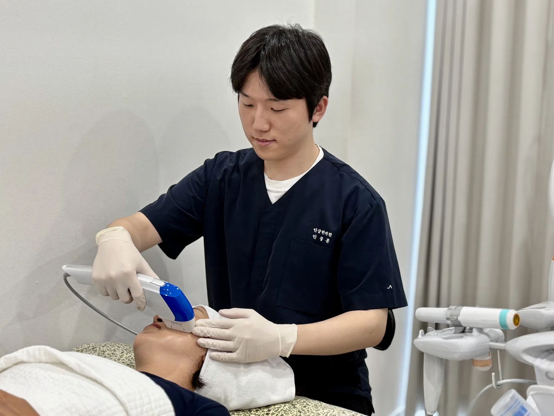 미용 시술 기기를 사용하는 안종훈 원장