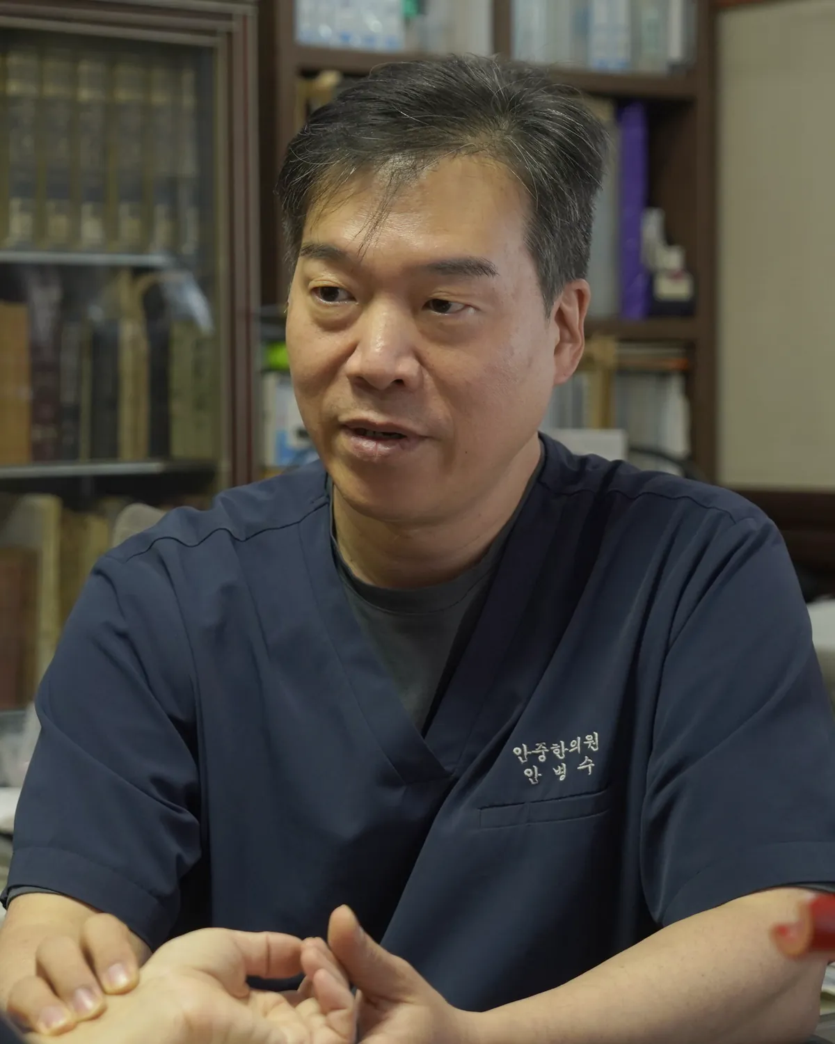 환자와 상담하는 안병수 원장