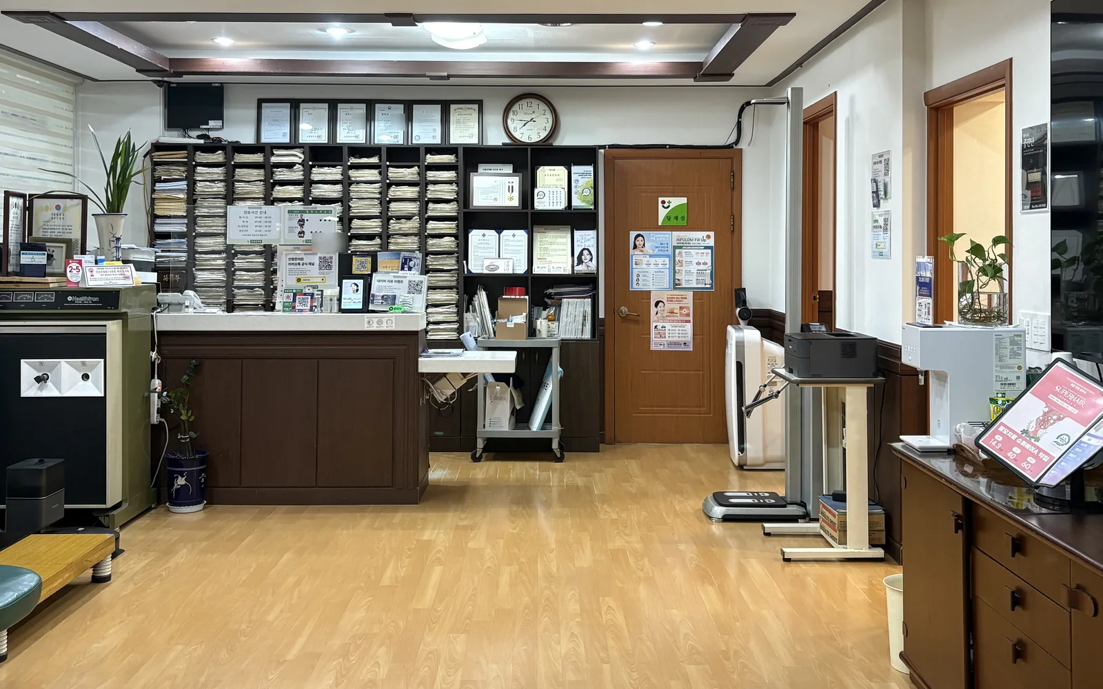접수대와 그 뒤 차트 선반이 보이는 대기실